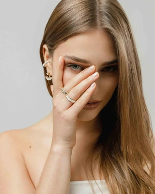 Anillo dorado con zircones en fila continua, detalle de engaste, joya waterproof de Pialü