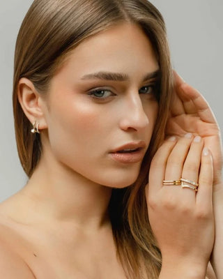 Anillo dorado tipo chevron con zircones brillantes, ángulo superior, waterproof Pialü