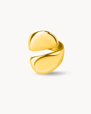 Anillo dorado con dos formas redondeadas envolventes, waterproof de Pialü