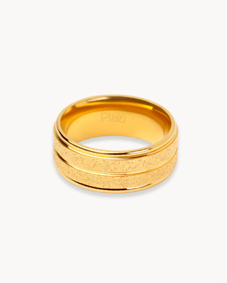Anillo dorado con franja central de textura arenada y bordes pulidos, waterproof de Pialü