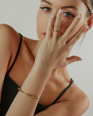 Anillo Golden Ray dorado banda fina soles en dedo modelo, joya waterproof de Pialü
