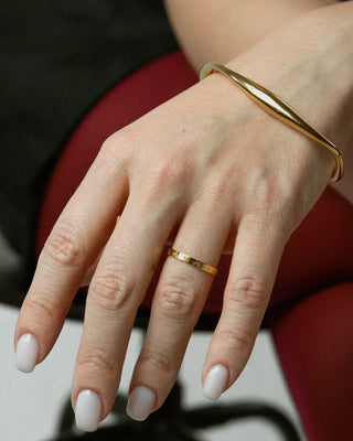 Anillo dorado banda fina soles grabados detalle frontal, joya waterproof de Pialü