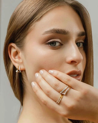 Anillo Miranda dorado con circonitas blancas visto de cerca, acero inoxidable Pialü