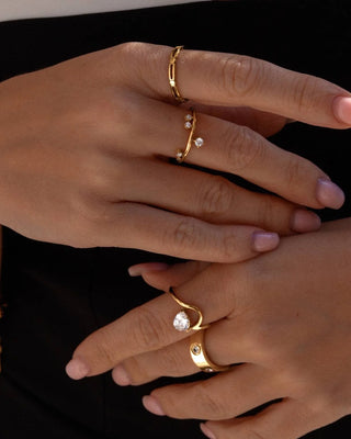 Anillo dorado Noul de eslabones, primer plano detalle, Pialü