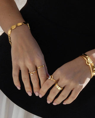Anillo Noul dorado eslabones rectangulares en mano, Pialü waterproof