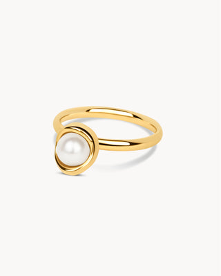Anillo dorado con perla blanca central en montura circular, waterproof de Pialü