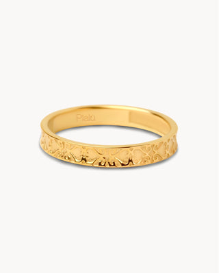 Anillo dorado fino con grabado floral en toda la banda, waterproof de Pialü