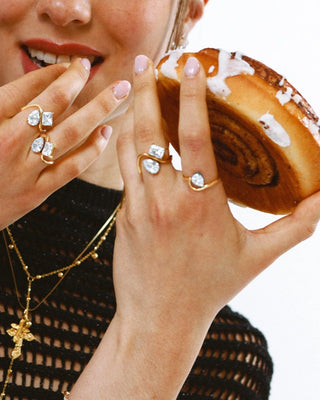Anillo Wave dorado con zircones pera y baguette detalle frontal waterproof de Pialü