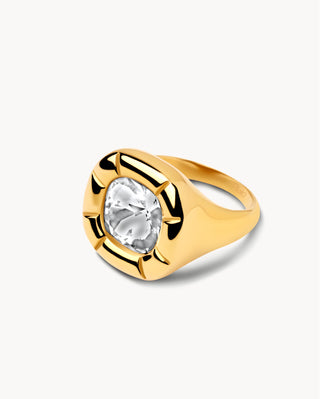 Anillo dorado tipo sello con zircón blanco oval en engaste cuadrado, waterproof de Pialü