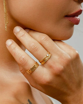 Anillo Florentina dorado con diseño de corazones entrelazados, joya de acero de Pialü