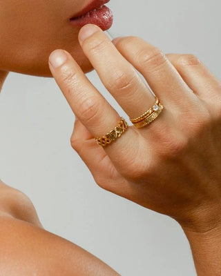 Anillo dorado corazones entrelazados visto de frente, resistente al agua Pialü