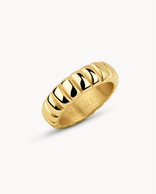 Anillo dorado ancho con relieves acanalados tipo croissant y acabado espejo, joya waterproof de Pialü