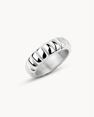 Anillo plateado ancho con relieves acanalados tipo croissant y brillo espejo, joya waterproof de Pialü