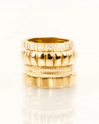 Anillo She Turns Heads dorado, vista de conjunto sobre fondo neutro, joya waterproof de Pialü