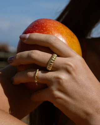 Anillo She Turns Heads dorado acanalado puesto en modelo, joya waterproof de Pialü