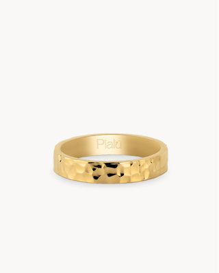 Anillo banda dorada con textura martillada, joya waterproof de Pialü