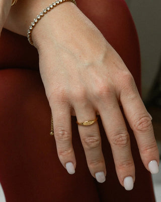Anillo SunGlow dorado sol radiante en dedo modelo detalle, joya waterproof de Pialü