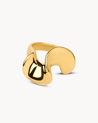 Anillo dorado con forma escultural orgánica y superficie pulida brillante, joya waterproof de Pialü