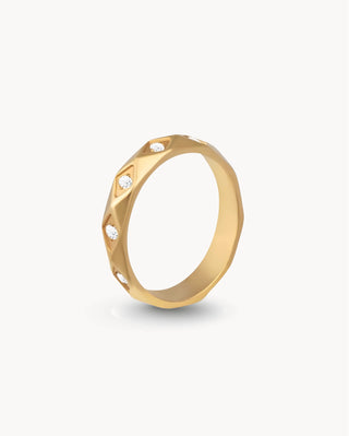 Anillo dorado con zircones blancos en engarces geométricos en relieve, waterproof de Pialü