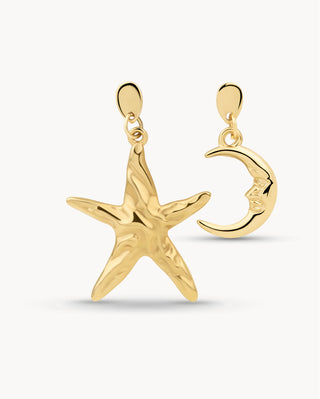 Aretes asimétricos dorados con estrella de mar y luna en relieve, waterproof de Pialü