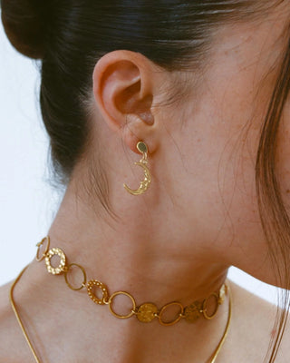 Aretes cielo dorados estrella y luna en primer plano, waterproof de Pialü