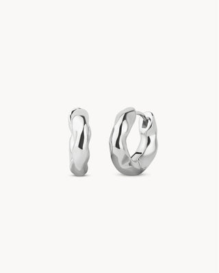 Argollas de aro pequeño ondulado en plateado brillante, joya waterproof de Pialü