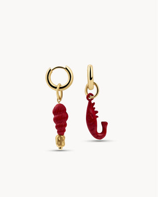 Aretes argolla dorada con dijes marinos rojos, concha y caballito de mar, waterproof de Pialü