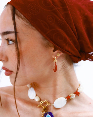 Aretes marineros de argolla dorada con dijes rojos puestos, waterproof de Pialü
