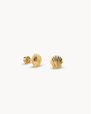 Aretes stud dorados en forma de concha marina con estrías en relieve, waterproof de Pialü