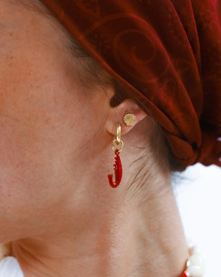Detalle de aretes stud concha dorada en acero inoxidable, waterproof de Pialü