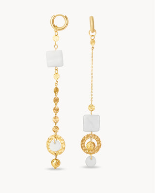 Aretes Sommet asimétricos con charms de nácar blanco y discos dorados martillados, waterproof Pialü