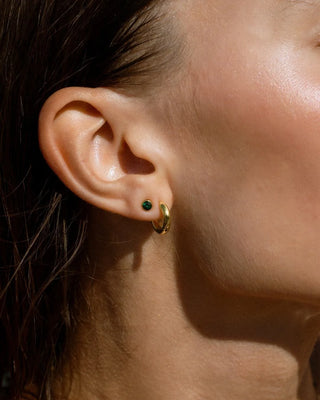 Stud dorado con zircón verde esmeralda, detalle engaste, joya waterproof de Pialü