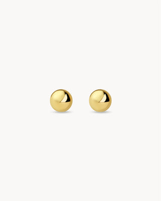 Par de aretes stud de esfera dorada brillante sobre fondo blanco, joya waterproof de Pialü