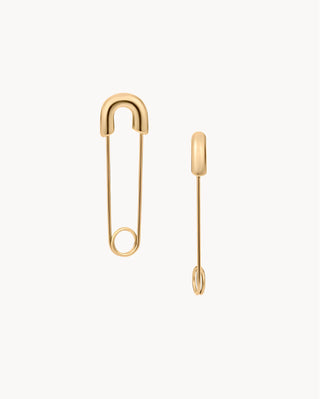 Aretes colgantes diseño imperdible dorado sobre fondo claro, waterproof de Pialü
