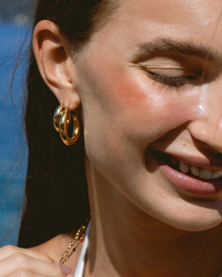 Aros gruesos dorados tipo gota puestos en oreja, joyas waterproof de Pialü