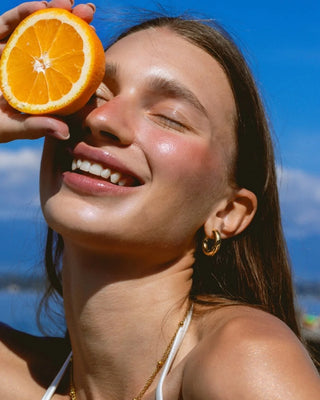 Argollas doradas gruesas puestas en oreja de modelo, waterproof de Pialü