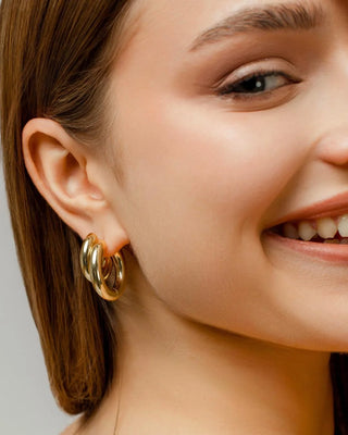 Pack argollas minimal doradas: par grande y par pequeño de aros lisos, waterproof de Pialü