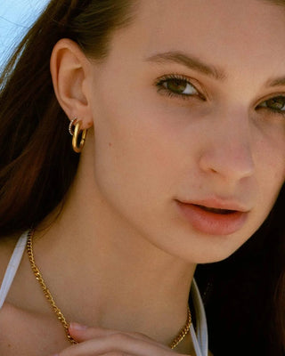 Argollas rectangulares doradas con look minimalista, joyas waterproof de Pialü