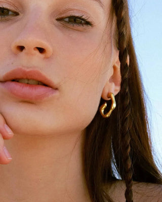 Argollas Agata doradas con silueta asimétrica, acero inoxidable waterproof de Pialü