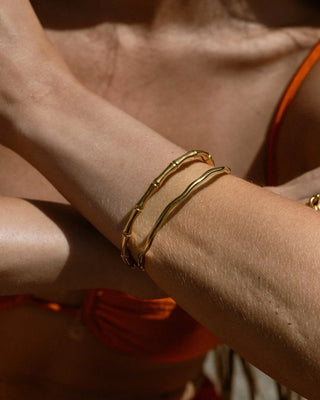 Brazalete Delfina dorado ondulado detalle perfil delgado, joya waterproof de Pialü