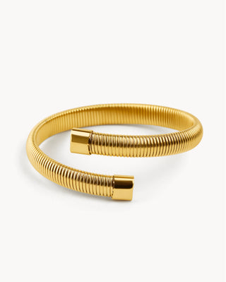 Brazalete rígido dorado abierto con textura espiral acanalada ajustable, joya waterproof de Pialü