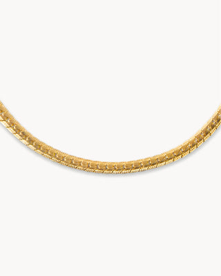 Cadena collar plana dorada con textura en relieve tipo omega, waterproof de Pialü