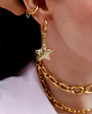 Charm estrella dorada Anhelo colgando de collar de aros, waterproof de Pialü