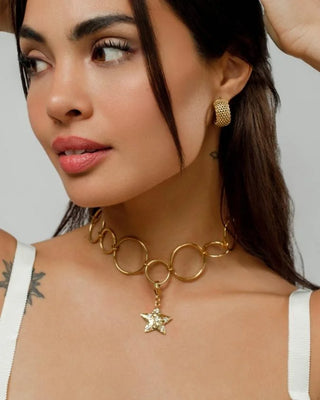 Charm Anhelo estrella dorada con detalle brillante, joya waterproof de Pialü