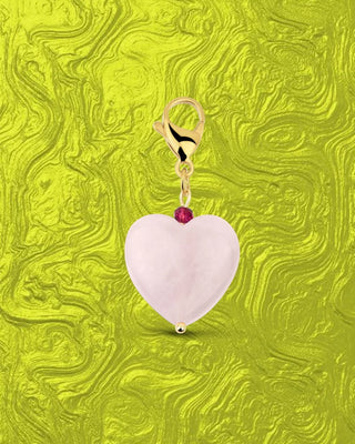 Collar charm corazón cuarzo rosa vista completa, cadena fina dorada, resistente al agua Pialü