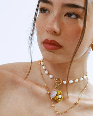 Charm multiusos dorado con dijes sol y trébol de cristal, acero waterproof de Pialü