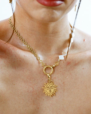 Collar charm luz del mundo ángulo lateral, dije circular dorado con pavé, waterproof Pialü