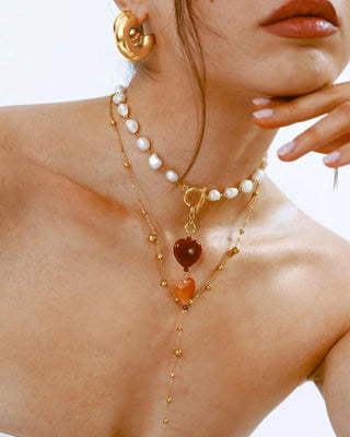 Charm doble corazón rojo terracota dorado con mosquetón, joya waterproof de Pialü
