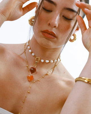 Charm corazones ágata roja dorado en modelo con collar perlas, waterproof Pialü
