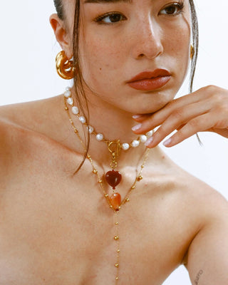 Detalle charm doble corazón ágata roja en cadena dorada, acero waterproof de Pialü